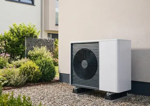 Buitenunit van een moderne en duurzame warmtepomp, vakkundig geïnstalleerd bij een woning door installatiebedrijf Jacolson B.V.