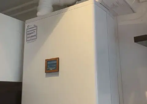 Nieuwe Intergas HRE CV-ketel vakkundig aan de muur gemonteerd met strak leidingwerk in Heerhugowaard.