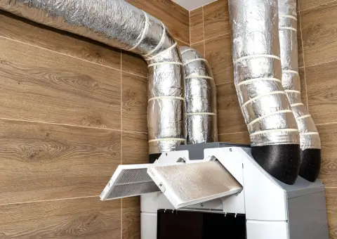 Een strak gemonteerd mechanisch ventilatiesysteem (WTW-unit) met geïsoleerde buizen en filters voor een gezond binnenklimaat.